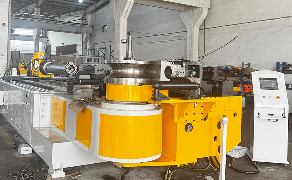CNC L-serie volautomatische buisbuigmachine met servohydraulische bediening CNC L-serie volautomatische buisbuigmachine met servohydraulische bediening