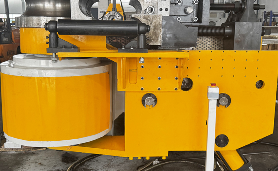 CNC L-serie volautomatische buisbuigmachine met servohydraulische bediening CNC L-serie volautomatische buisbuigmachine met servohydraulische bediening