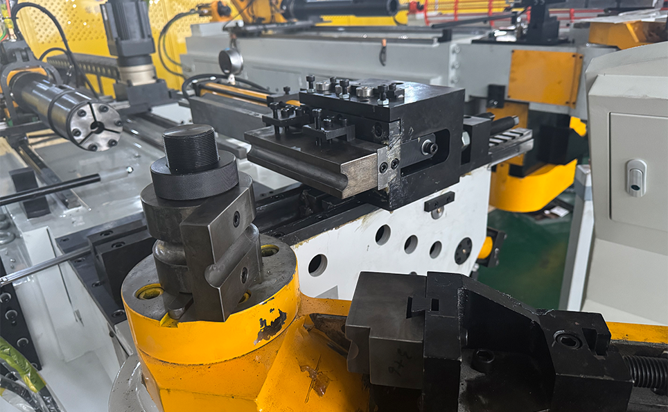 CNC S-serie volautomatische buisbuigmachine met optionele simulatiefunctie CNC S-serie volautomatische buisbuigmachine met optionele simulatiefunctie