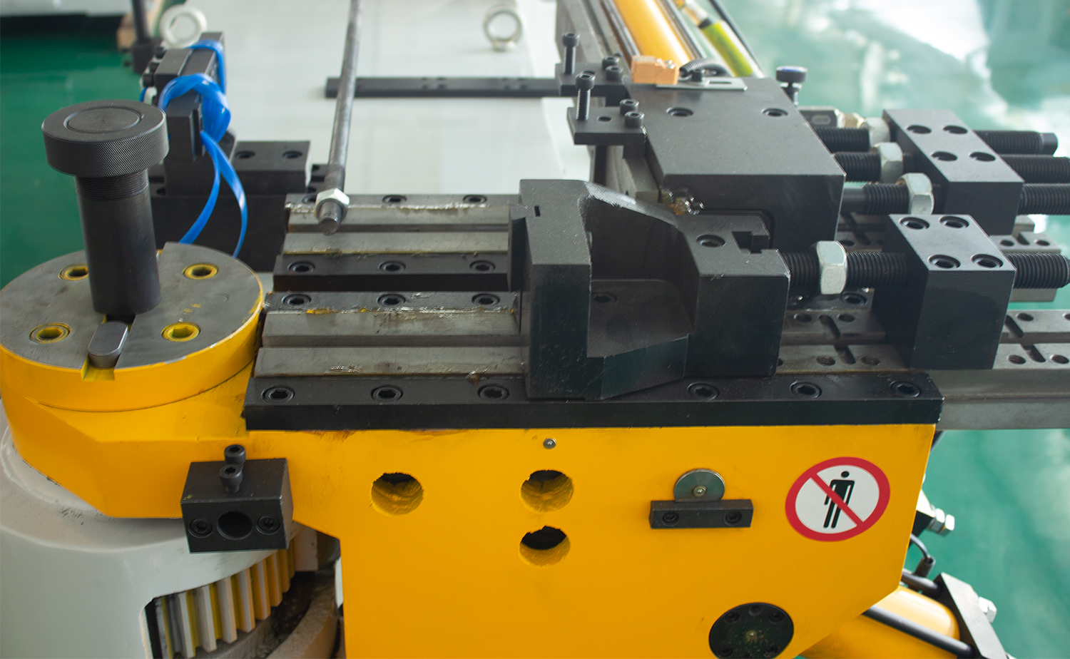 Hydraulische buisbuiger uit de NC S-serie met eenvoudige programma-instelling Hydraulische buisbuiger uit de NC S-serie met eenvoudige programma-instelling