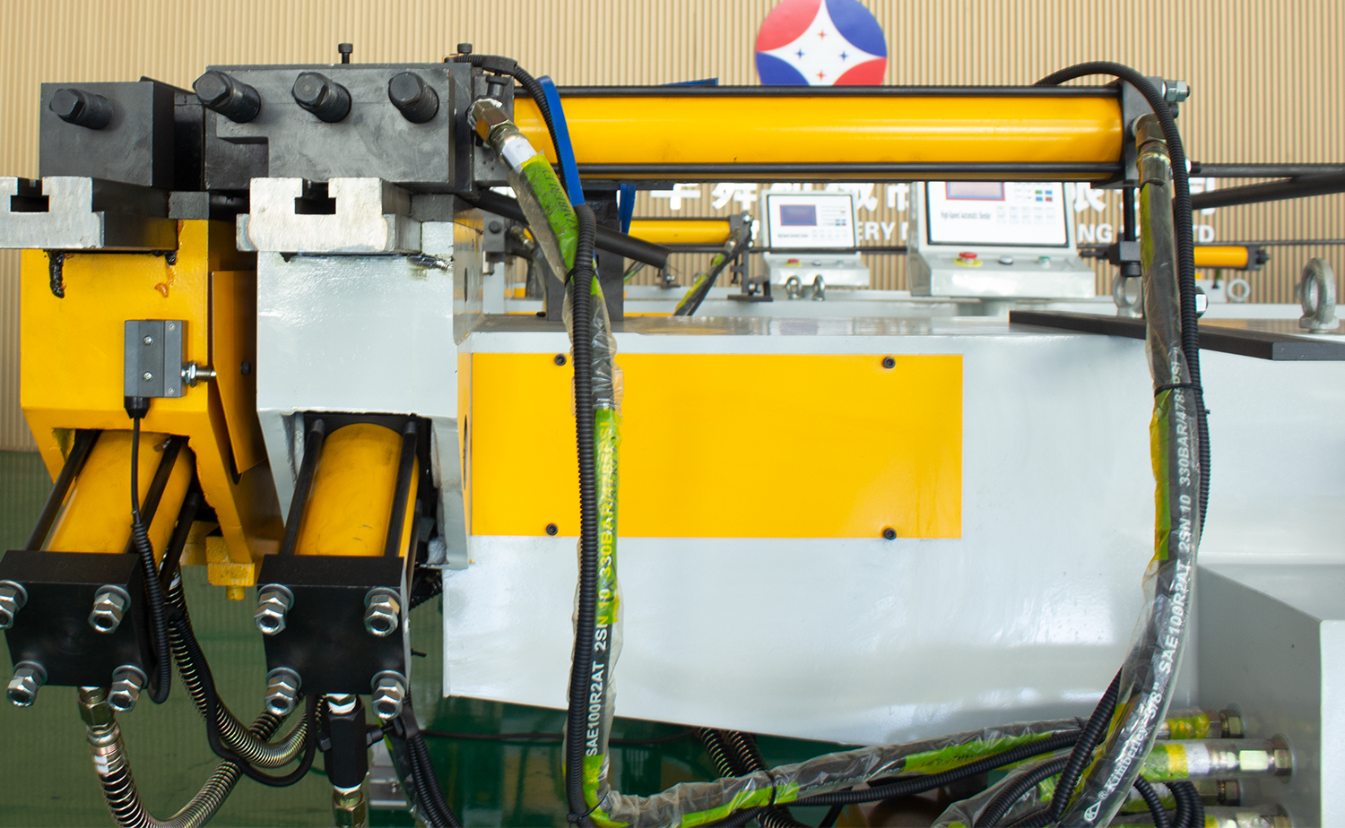Hydraulische buisbuiger uit de NC S-serie met eenvoudige programma-instelling Hydraulische buisbuiger uit de NC S-serie met eenvoudige programma-instelling