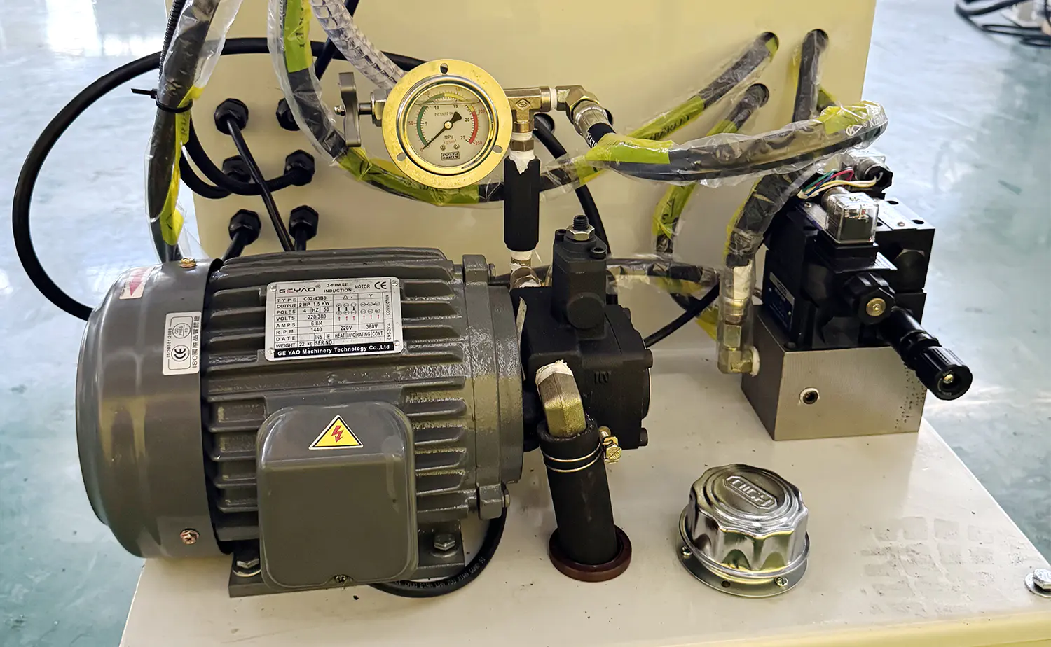 V-serie semi-automatische hydraulische metaalcirkelzaagmachine V-serie semi-automatische hydraulische metaalcirkelzaagmachine