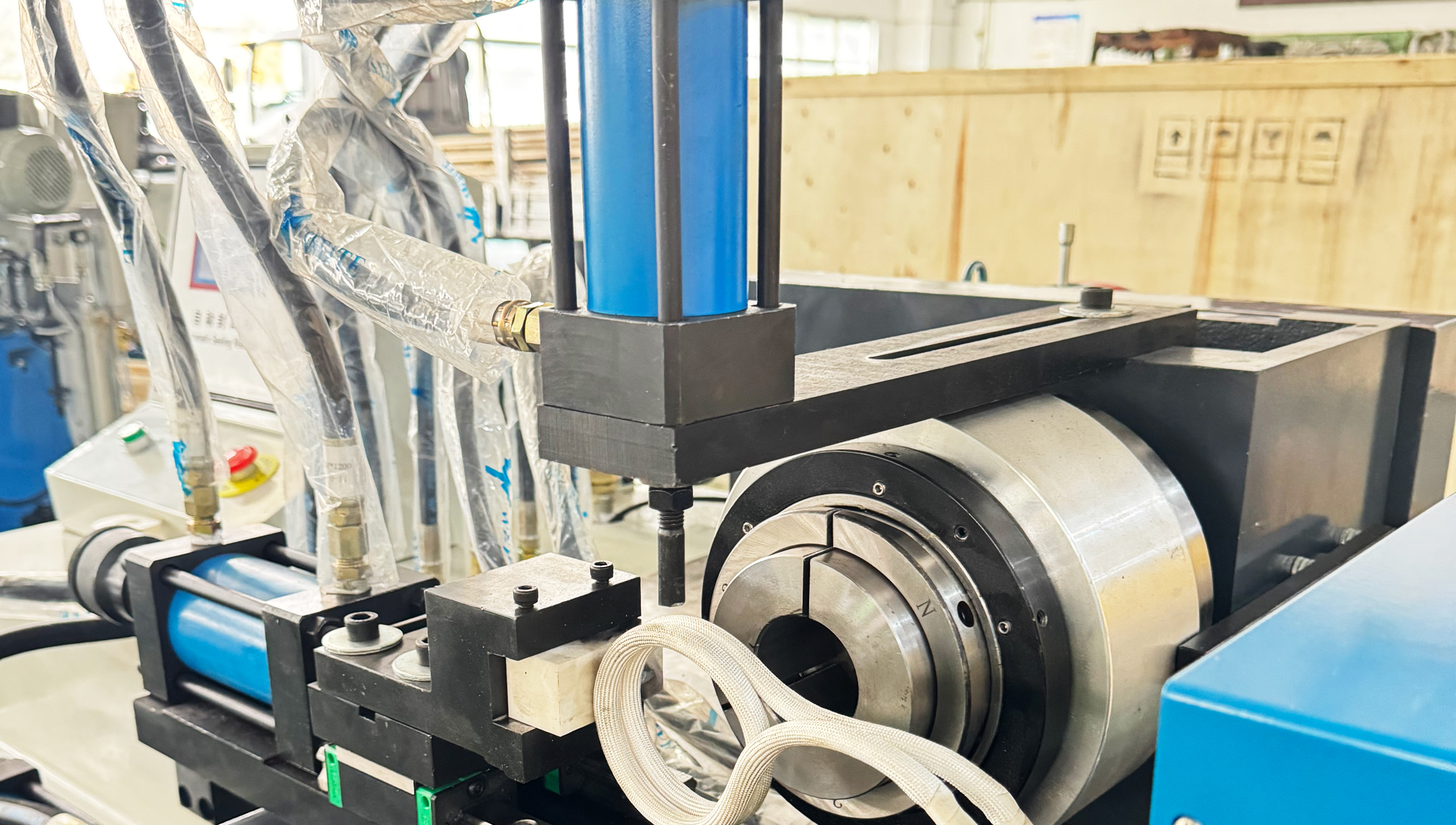 TM-S-40/60/80 Zeer efficiënte automatische buissluitmachine TM-S-40/60/80 Zeer efficiënte automatische buissluitmachine