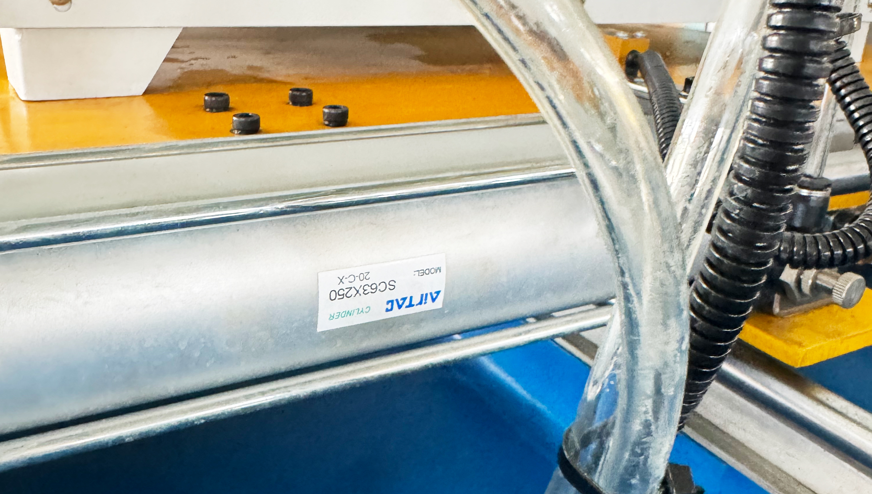 TM-S-40/60/80 Zeer efficiënte automatische buissluitmachine TM-S-40/60/80 Zeer efficiënte automatische buissluitmachine