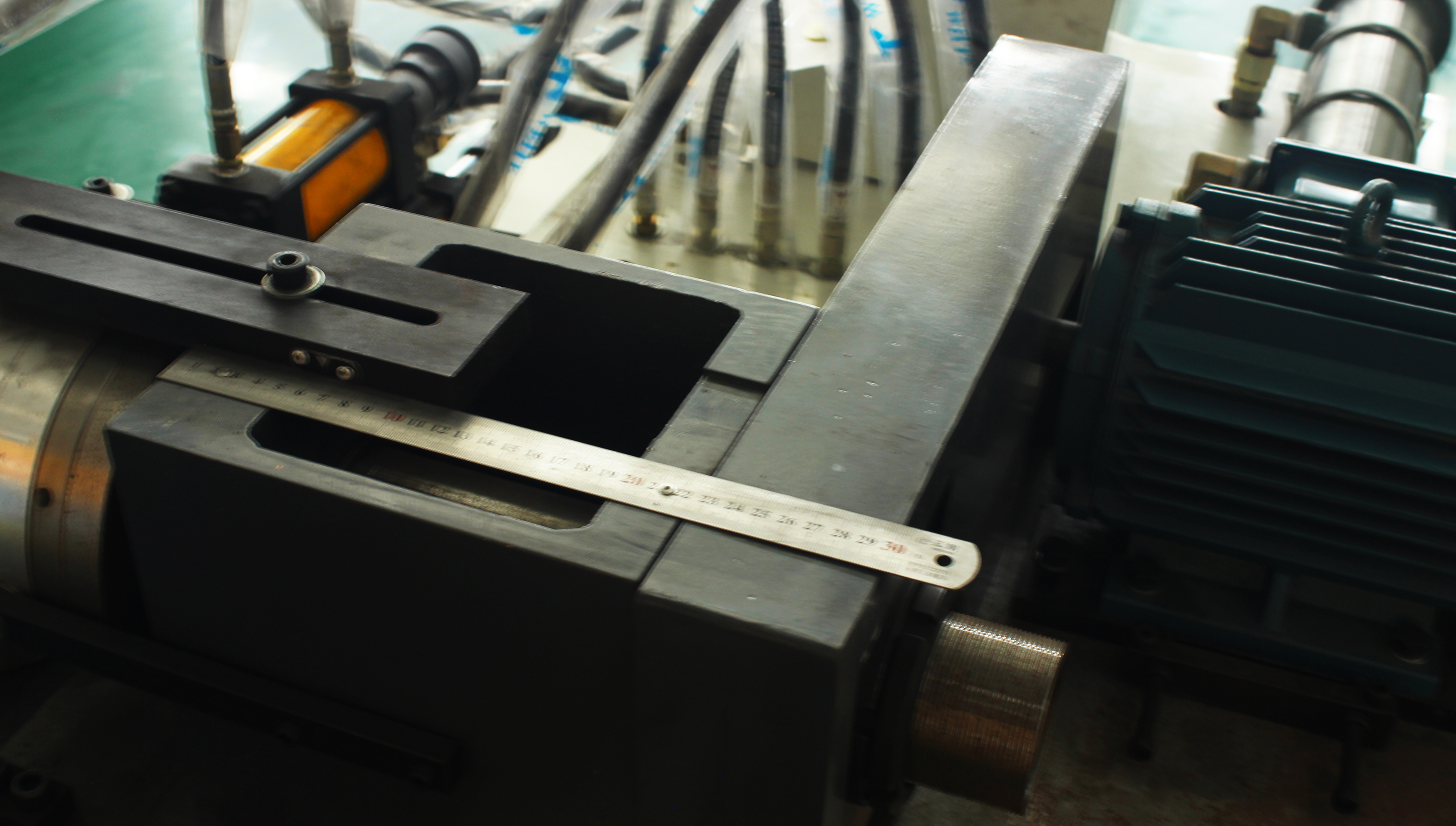 TM-S-40/60/80 Zeer efficiënte automatische buissluitmachine TM-S-40/60/80 Zeer efficiënte automatische buissluitmachine