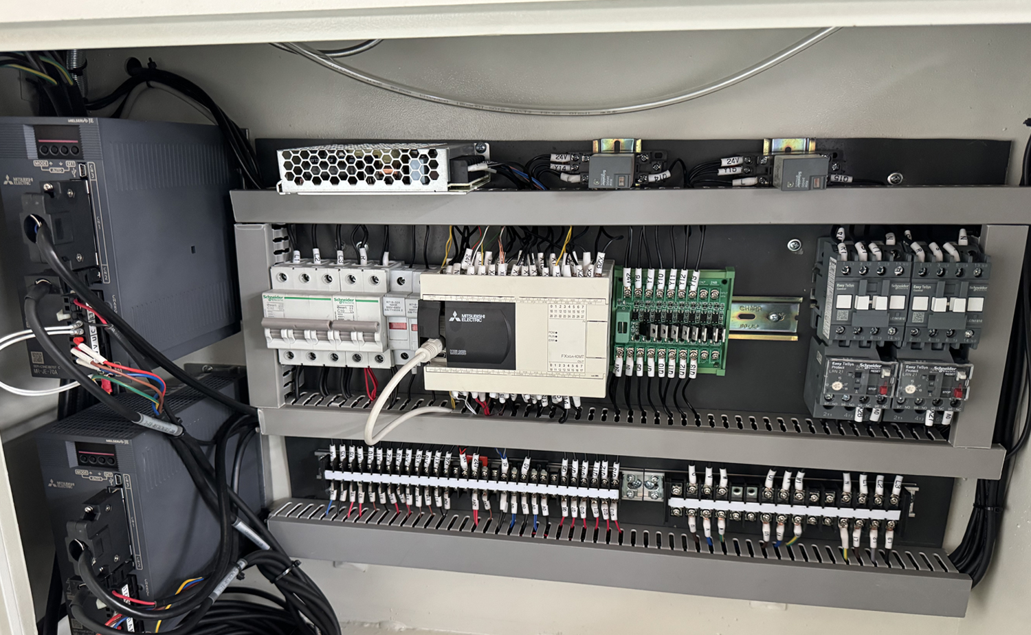 DEF680CNC-serie snelle servo-afschuinmachine met dubbele kopbuis DEF680CNC-serie snelle servo-afschuinmachine met dubbele kopbuis