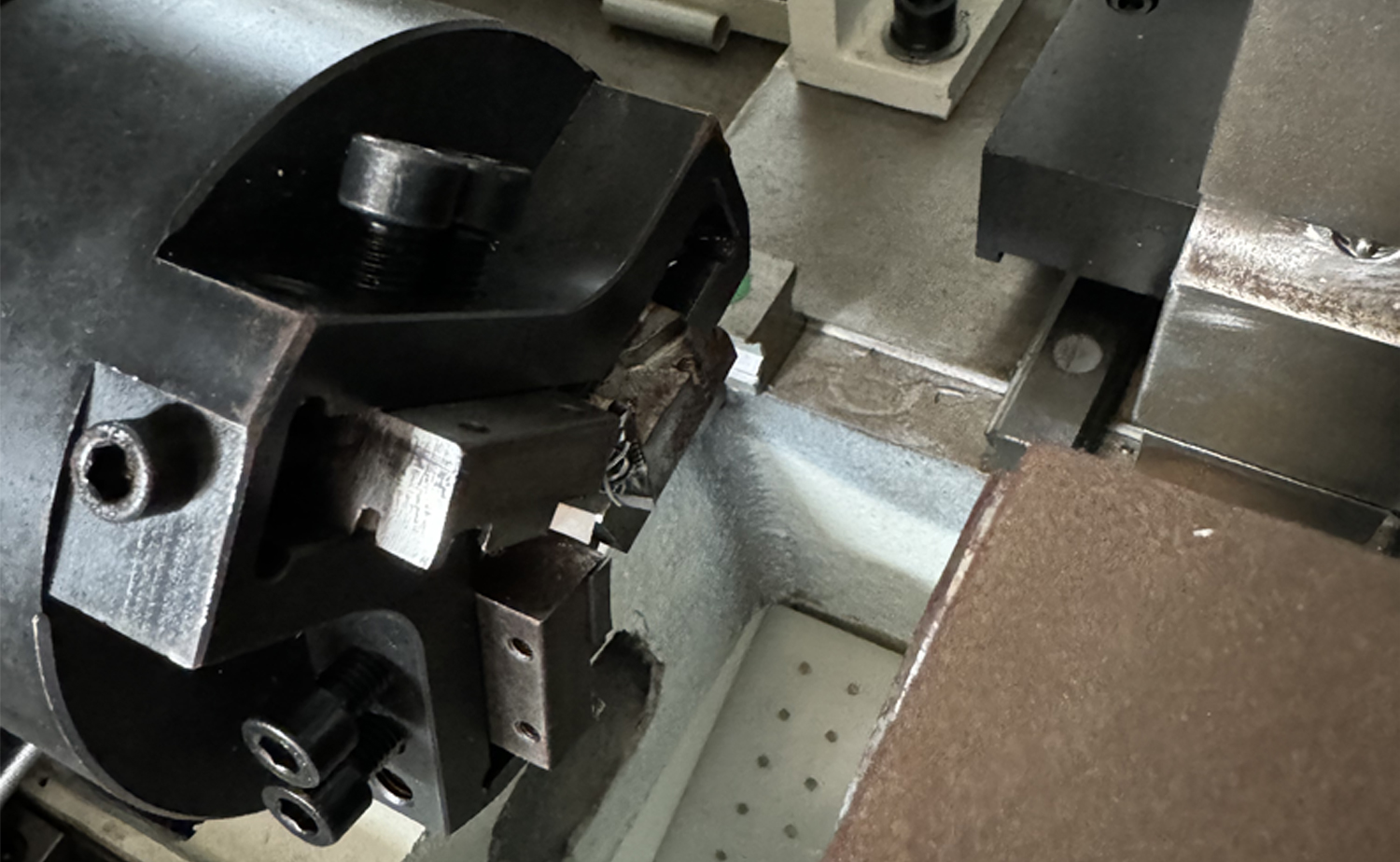 DEF680CNC-serie snelle servo-afschuinmachine met dubbele kopbuis DEF680CNC-serie snelle servo-afschuinmachine met dubbele kopbuis
