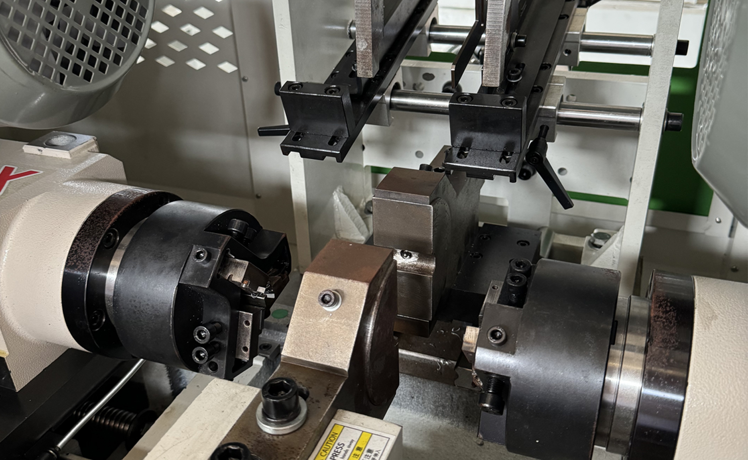 DEF680CNC-serie snelle servo-afschuinmachine met dubbele kopbuis DEF680CNC-serie snelle servo-afschuinmachine met dubbele kopbuis