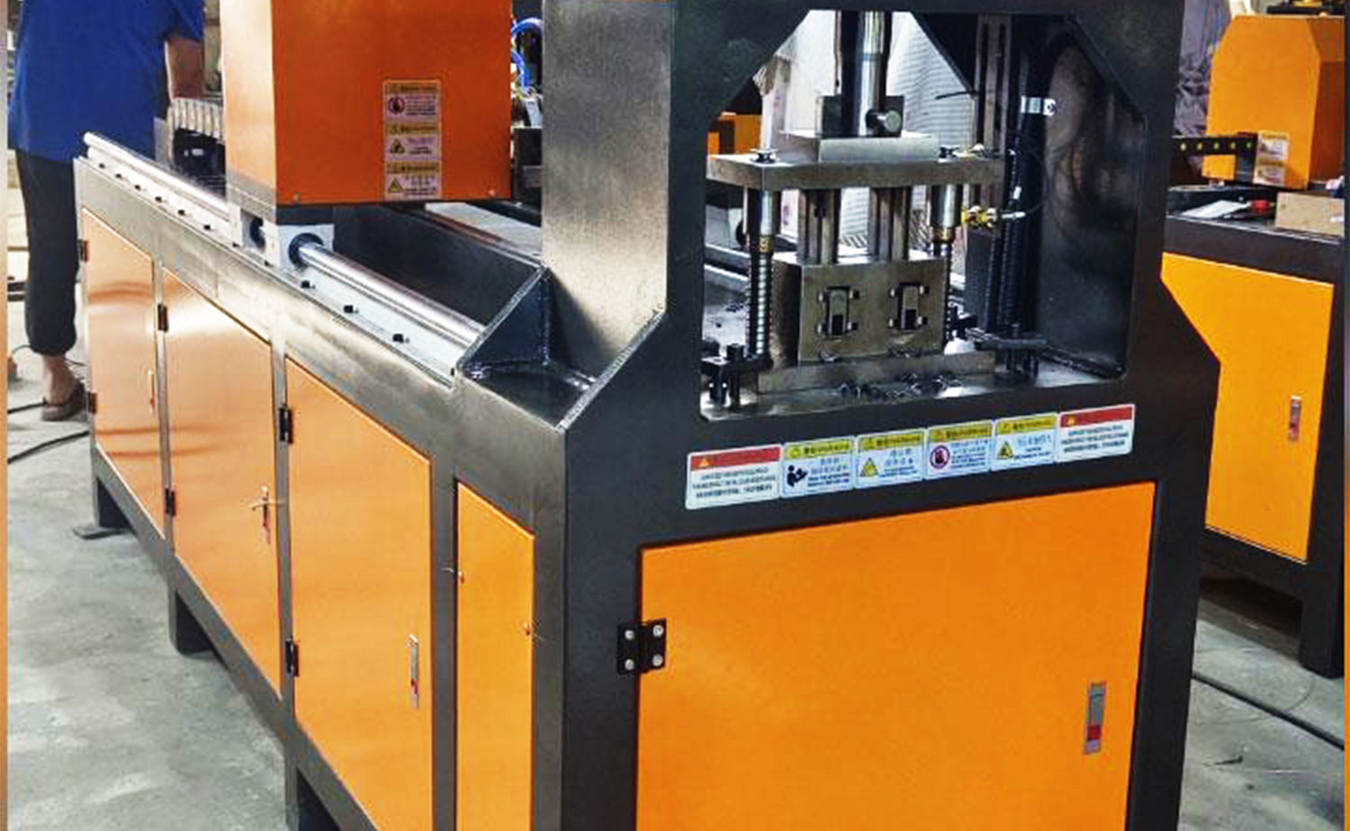CNC-serie automatische hydraulische ponsmachine met één cilinder CNC-serie automatische hydraulische ponsmachine met één cilinder