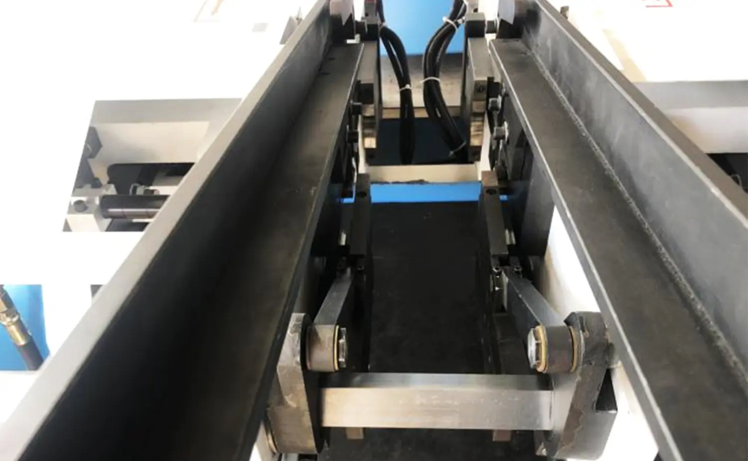 DEF PV-serie hydraulische buisafschuinmachine met dubbele kop DEF PV-serie hydraulische buisafschuinmachine met dubbele kop