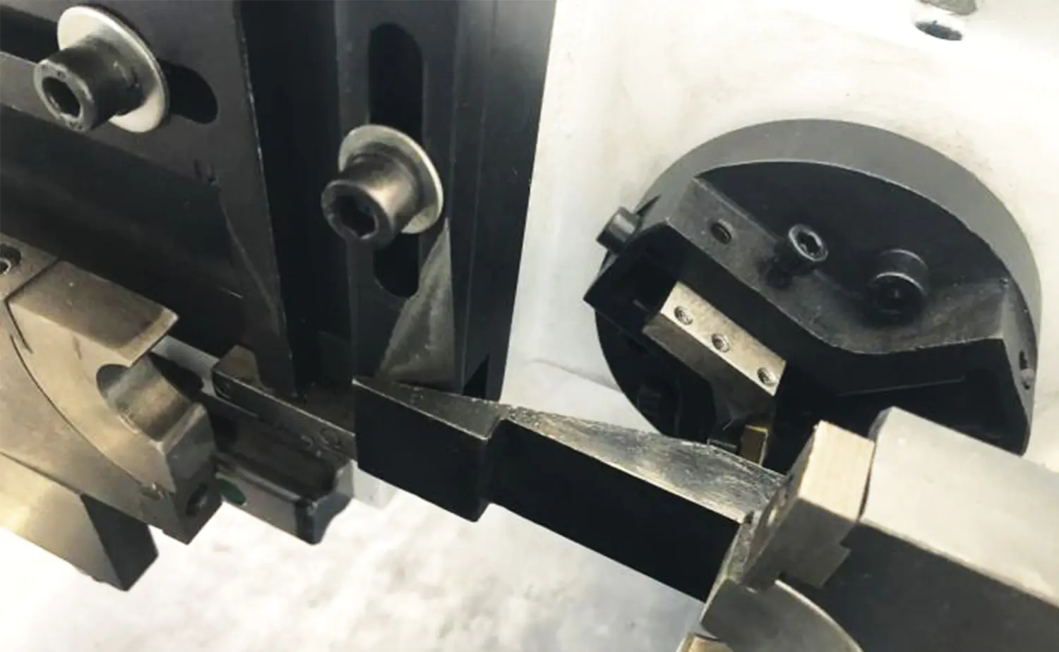 DEF PV-serie hydraulische buisafschuinmachine met dubbele kop DEF PV-serie hydraulische buisafschuinmachine met dubbele kop