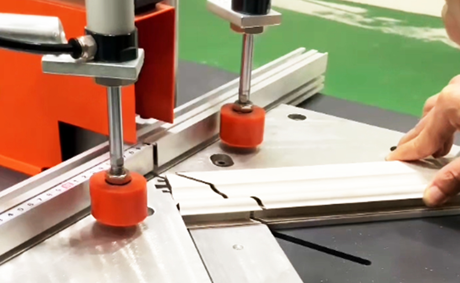 ES500 Semi-automatische aluminium buissnijmachine met hoeksnijfunctie