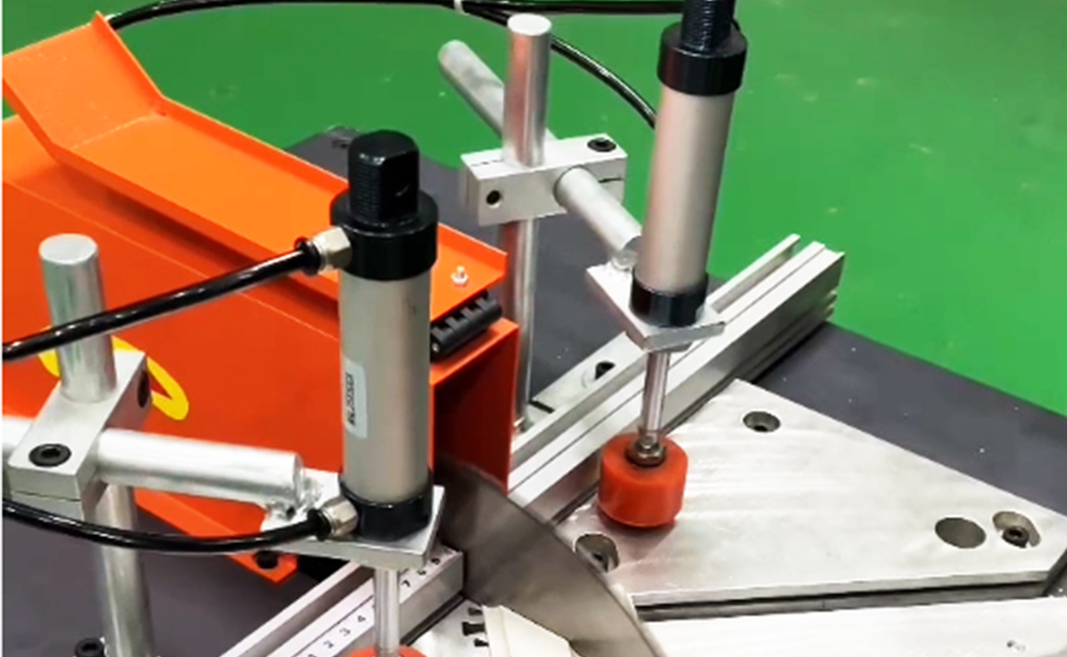 ES500 Semi-automatische aluminium buissnijmachine met hoeksnijfunctie