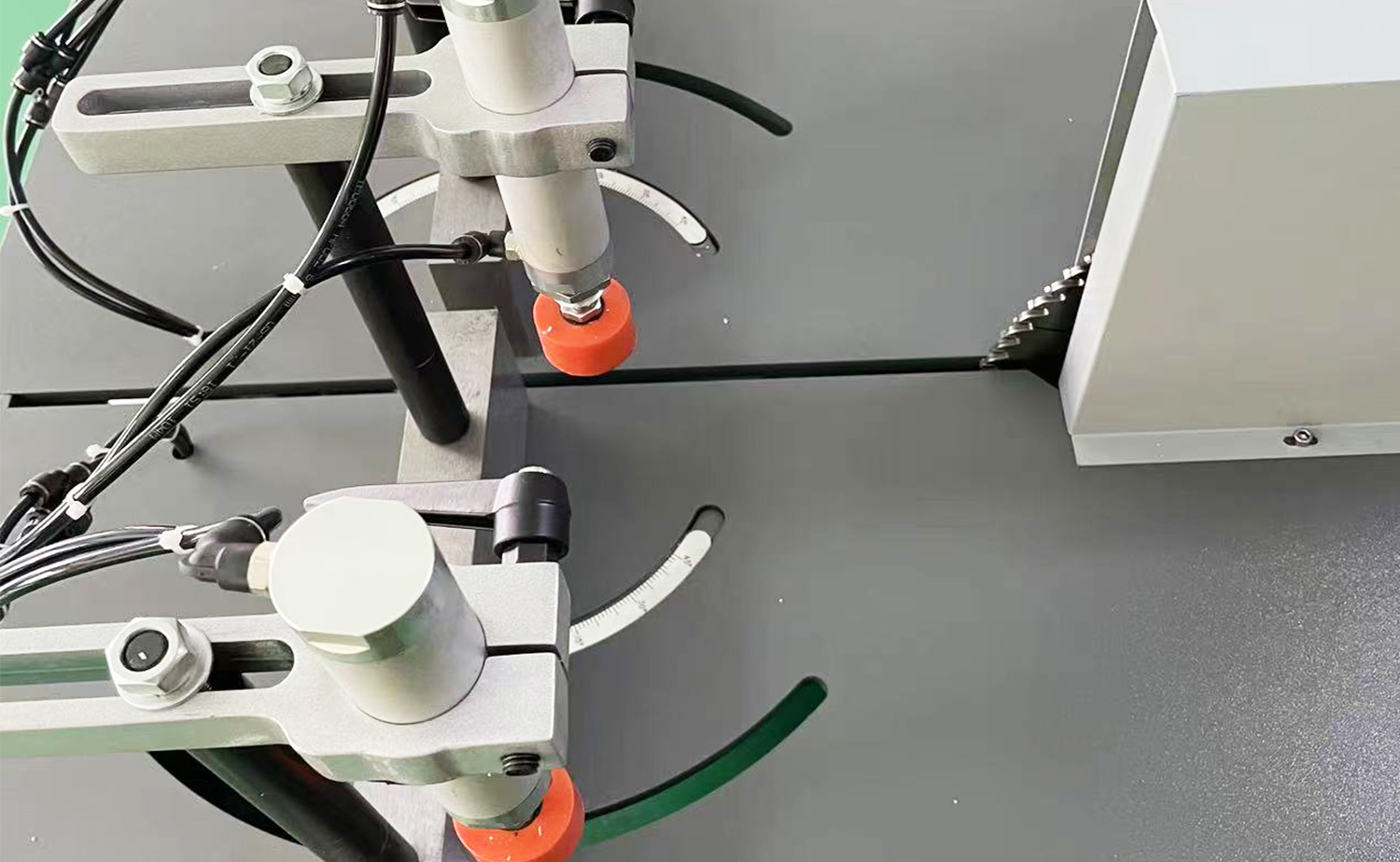ES550 Semi-automatische aluminium snijmachine voor grote profielen en buizen