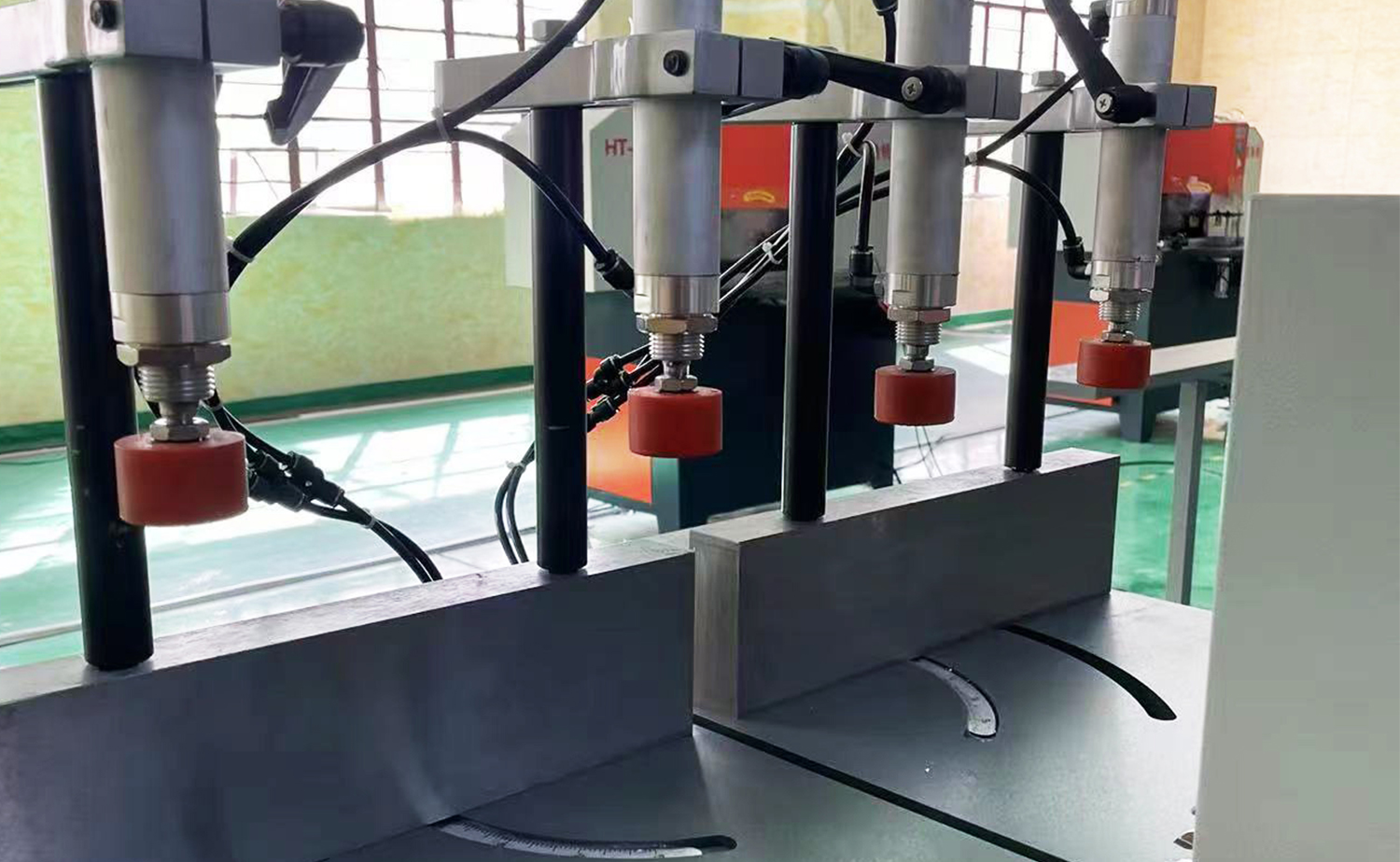 ES550 Semi-automatische aluminium snijmachine voor grote profielen en buizen
