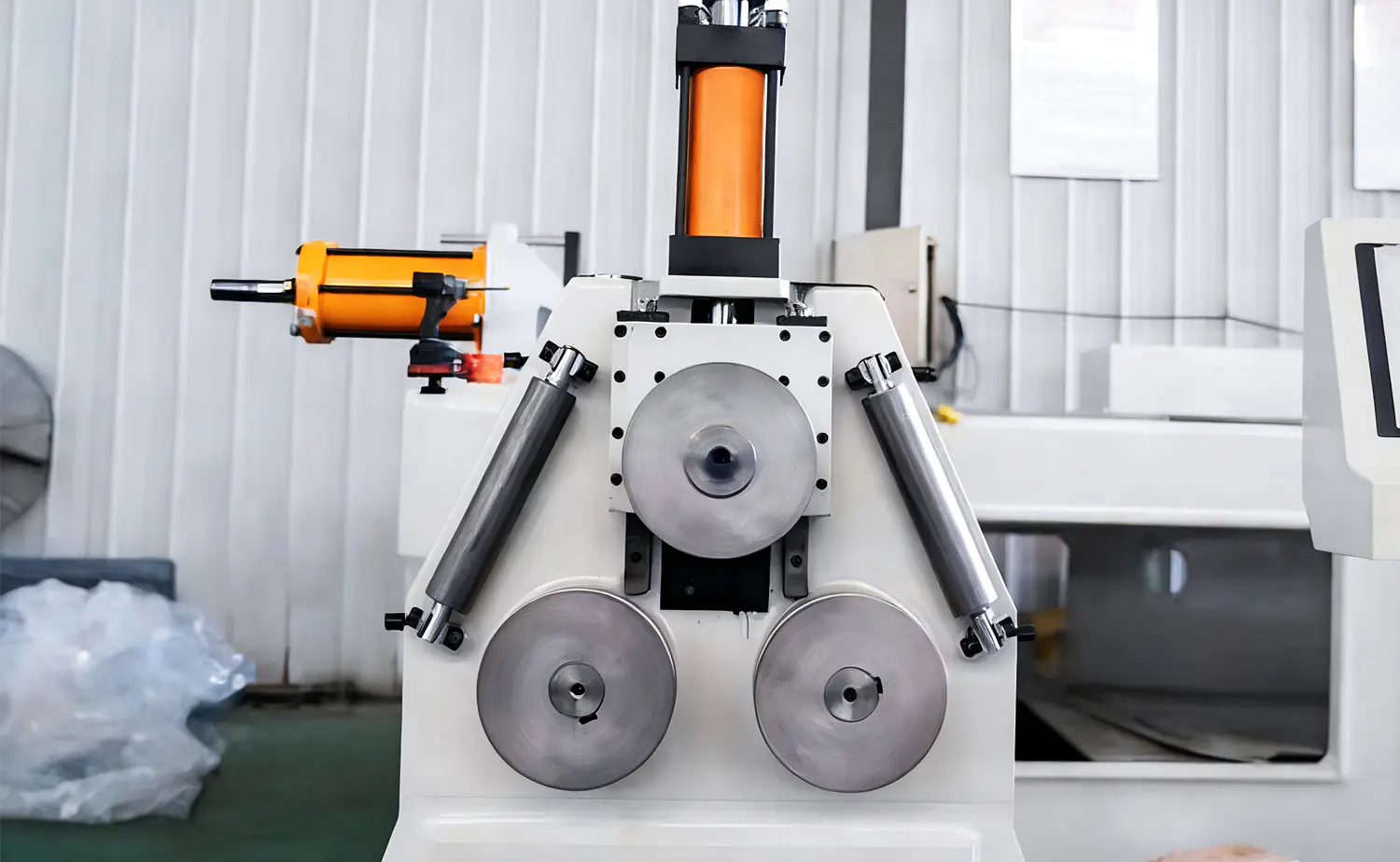 Hoge precisie CNC-buisrolbuigmachine Hoge precisie CNC-buisrolbuigmachine