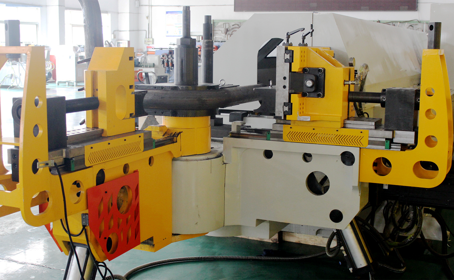 CNC M-serie volautomatische buisbuigmachine met meerdere radiussen CNC M-serie volautomatische buisbuigmachine met meerdere radiussen