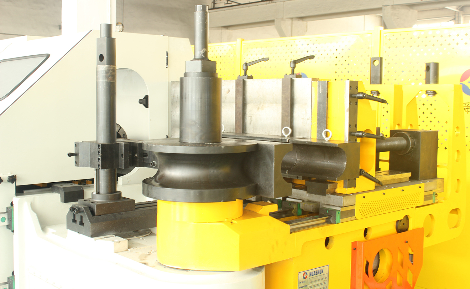 CNC M-serie volautomatische buisbuigmachine met meerdere radiussen