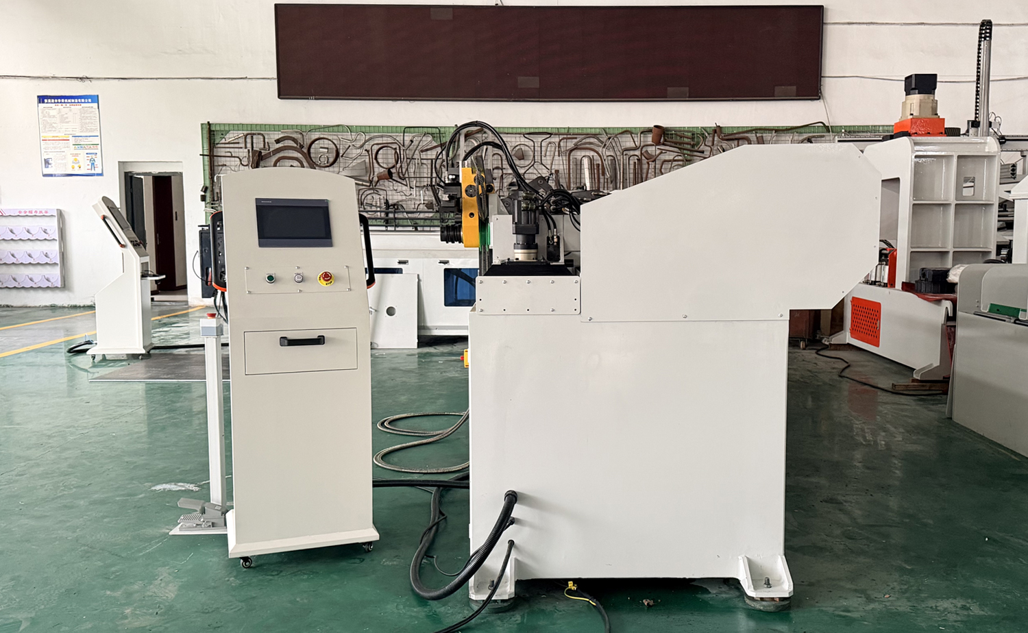DB CNC-buigmachine met dubbele balhoofdbuis DB CNC-buigmachine met dubbele balhoofdbuis