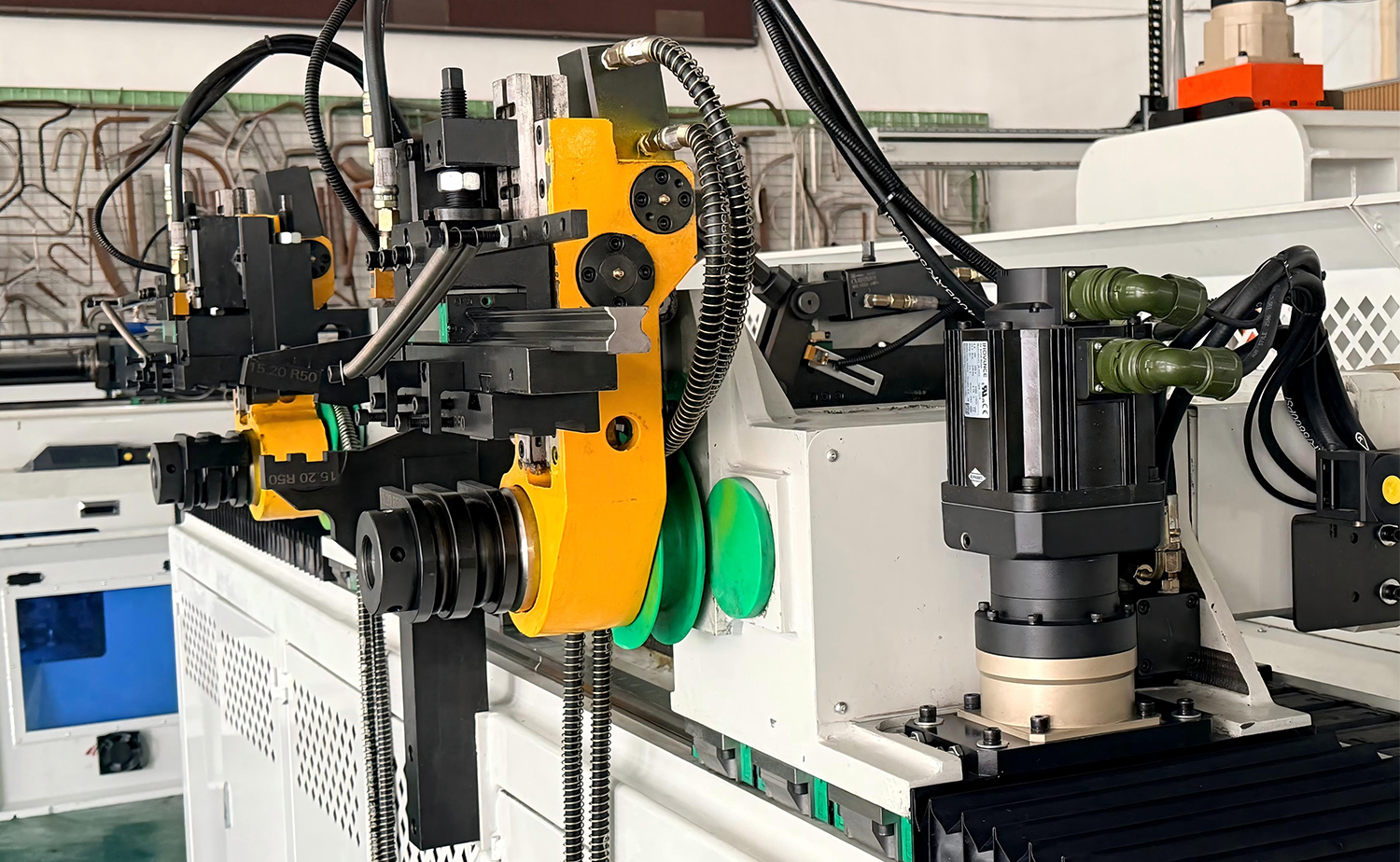 DB CNC-buigmachine met dubbele balhoofdbuis DB CNC-buigmachine met dubbele balhoofdbuis