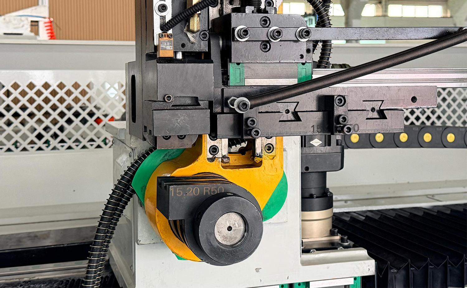 DB CNC-buigmachine met dubbele balhoofdbuis DB CNC-buigmachine met dubbele balhoofdbuis